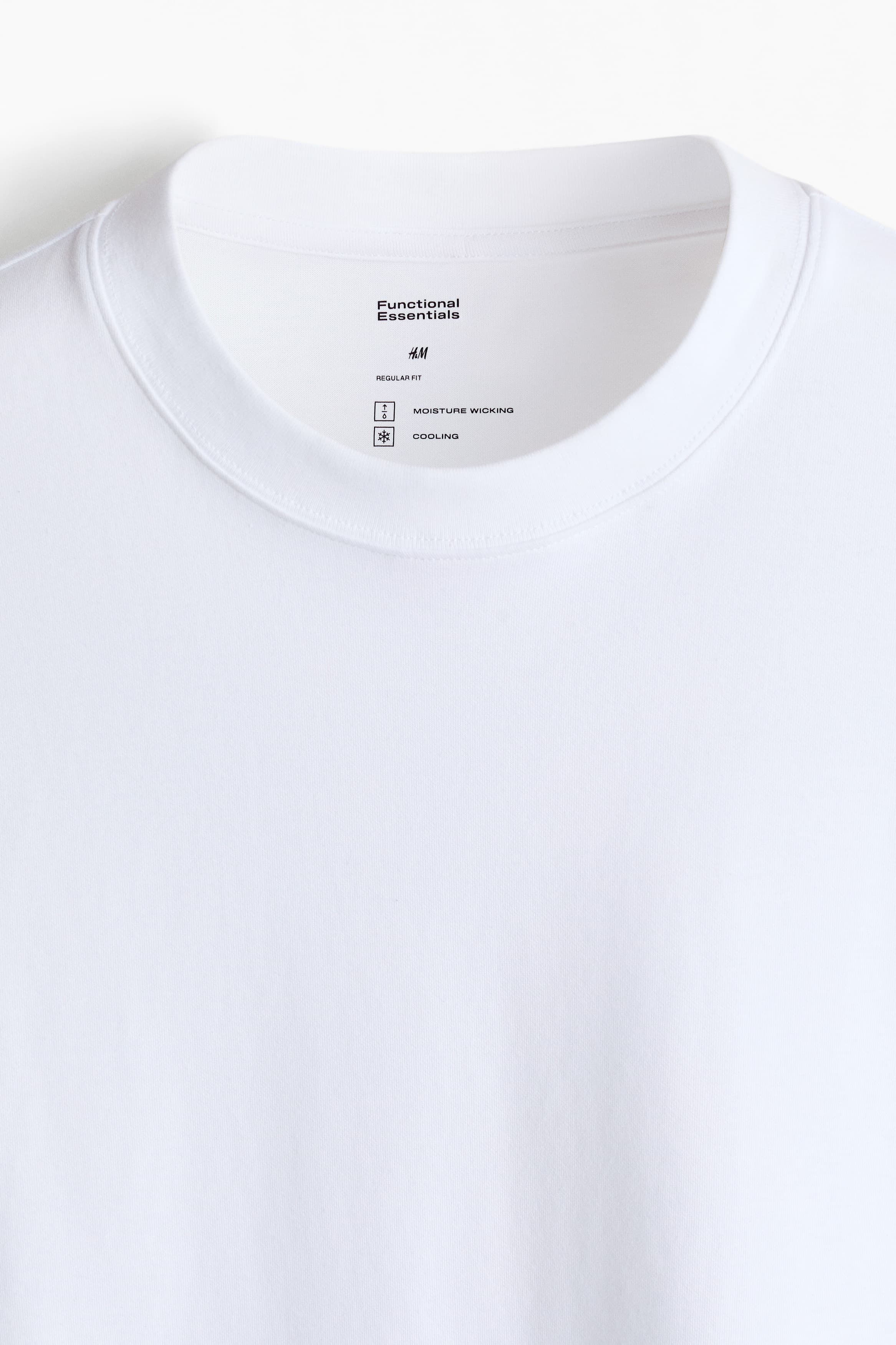 Хлопковая футболка свободного кроя с круглым вырезом: детали изделия