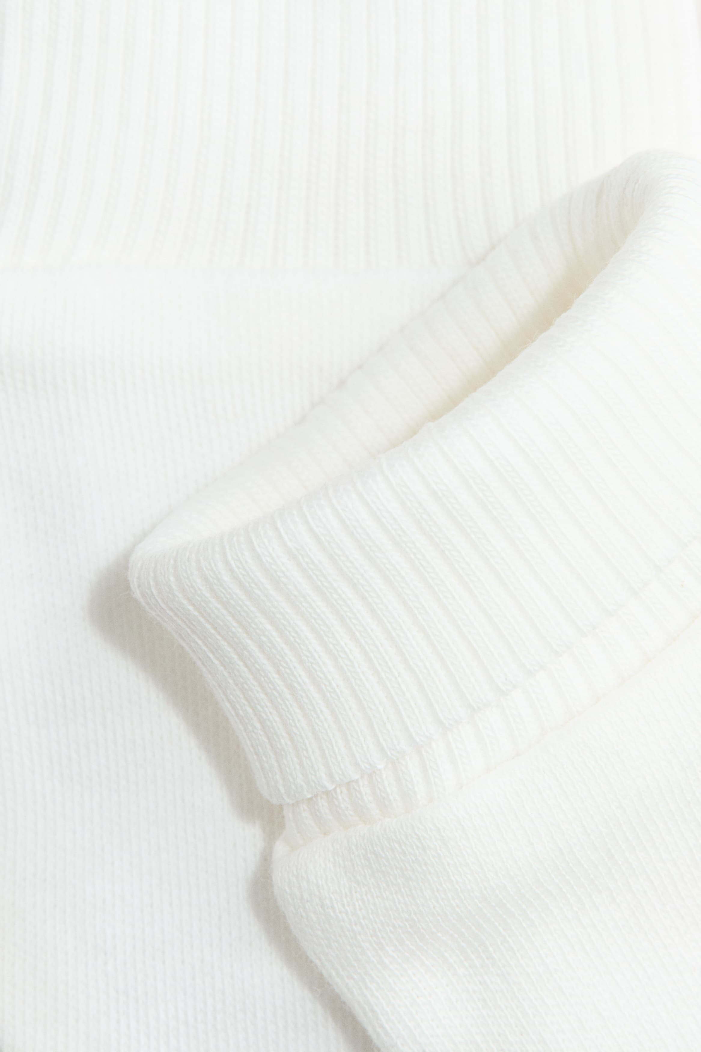 Хлопковая перчатки в рубчик с кружевной отделкой: детали изделия