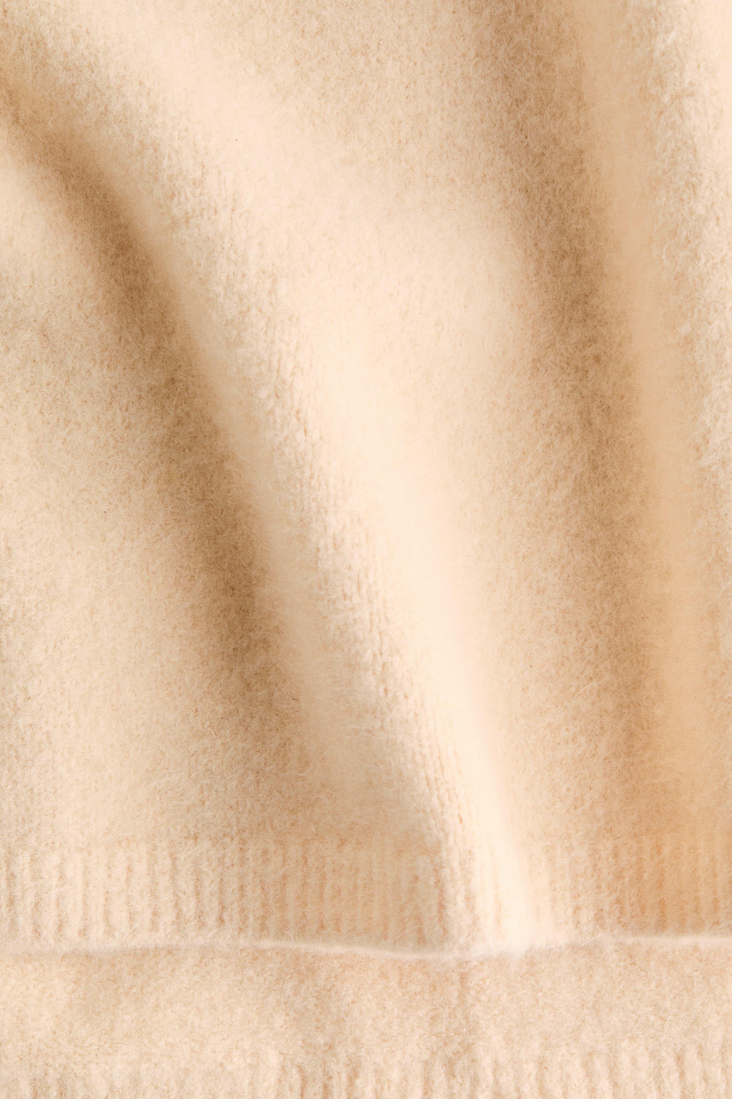 Трикотажное платье приталенного кроя с круглым вырезом: детали изделия