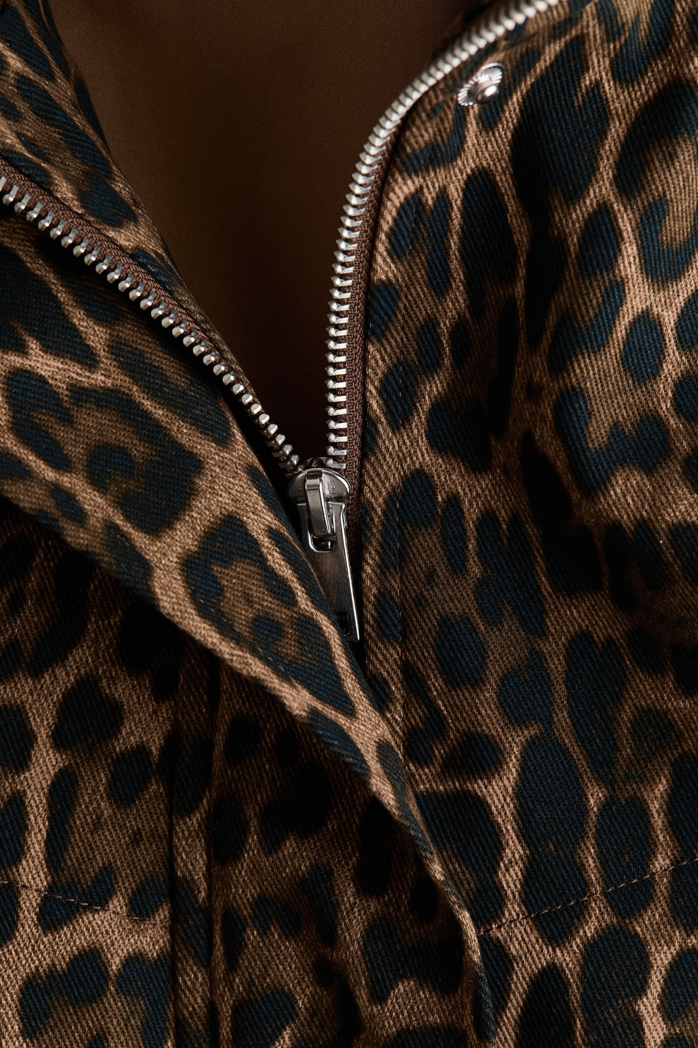 Хлопковая куртка с принтом оверсайз: детали изделия
