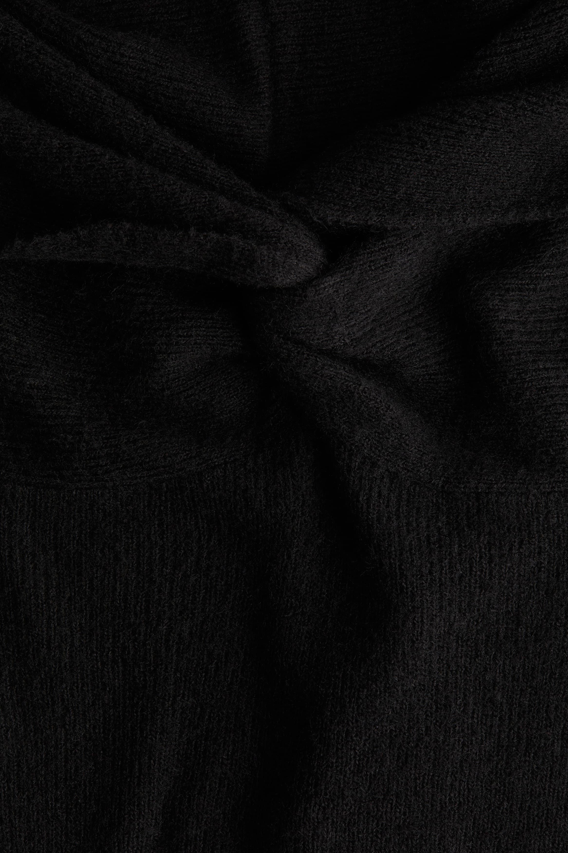 Трикотажное платье миди приталенного кроя: детали изделия