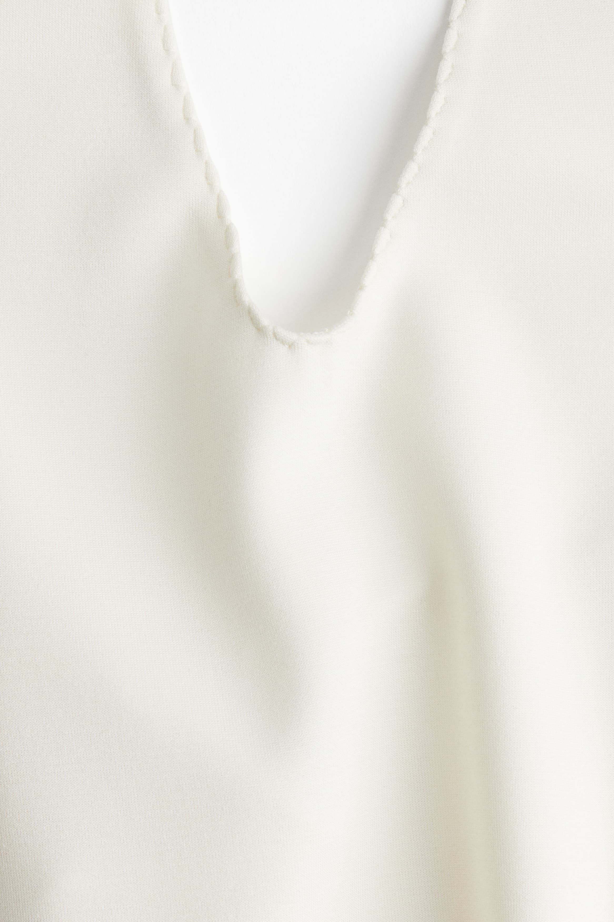Вискозный топ с глубоким вырезом приталенного кроя: детали изделия