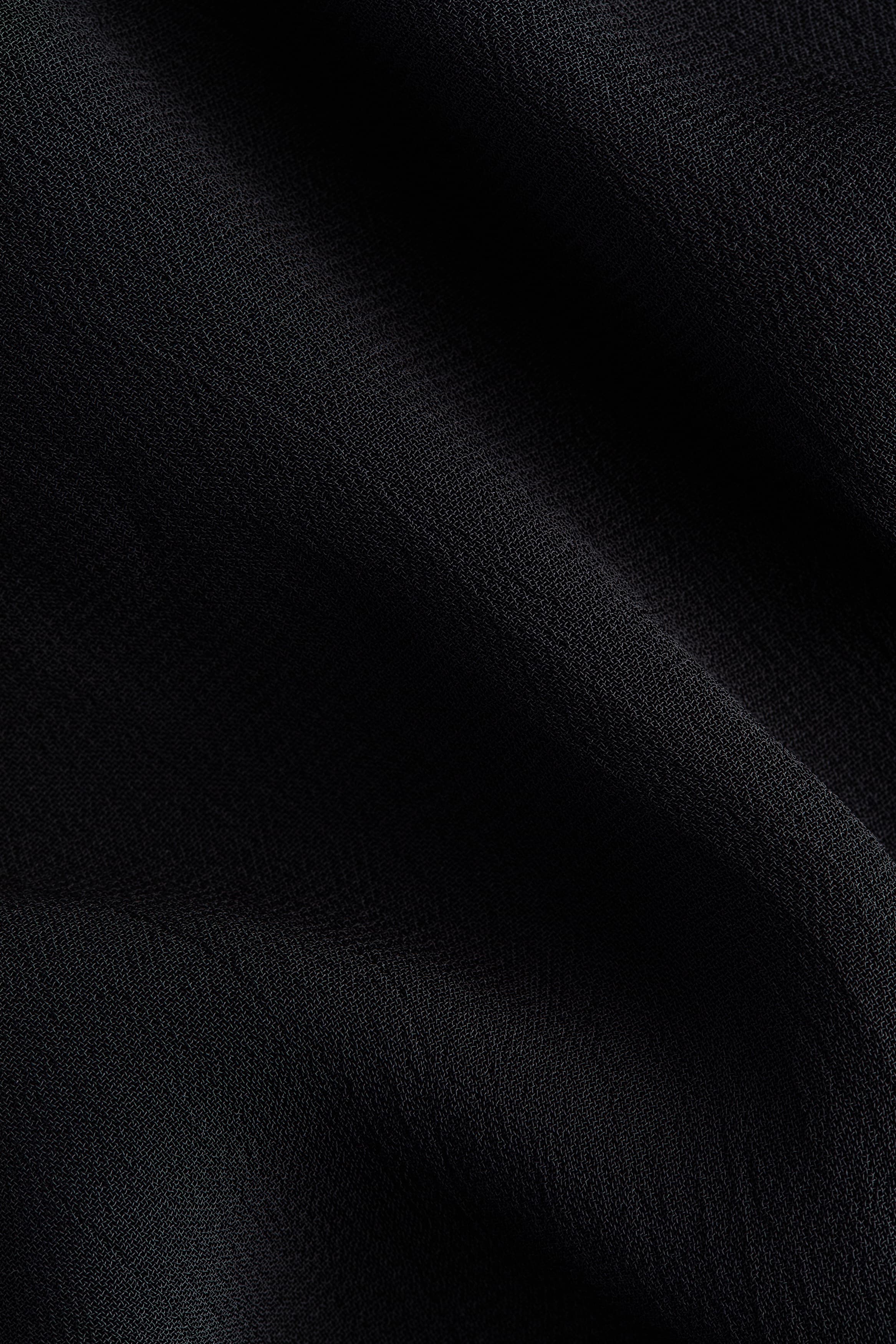 Вискозное платье с оборкой свободного кроя: детали изделия