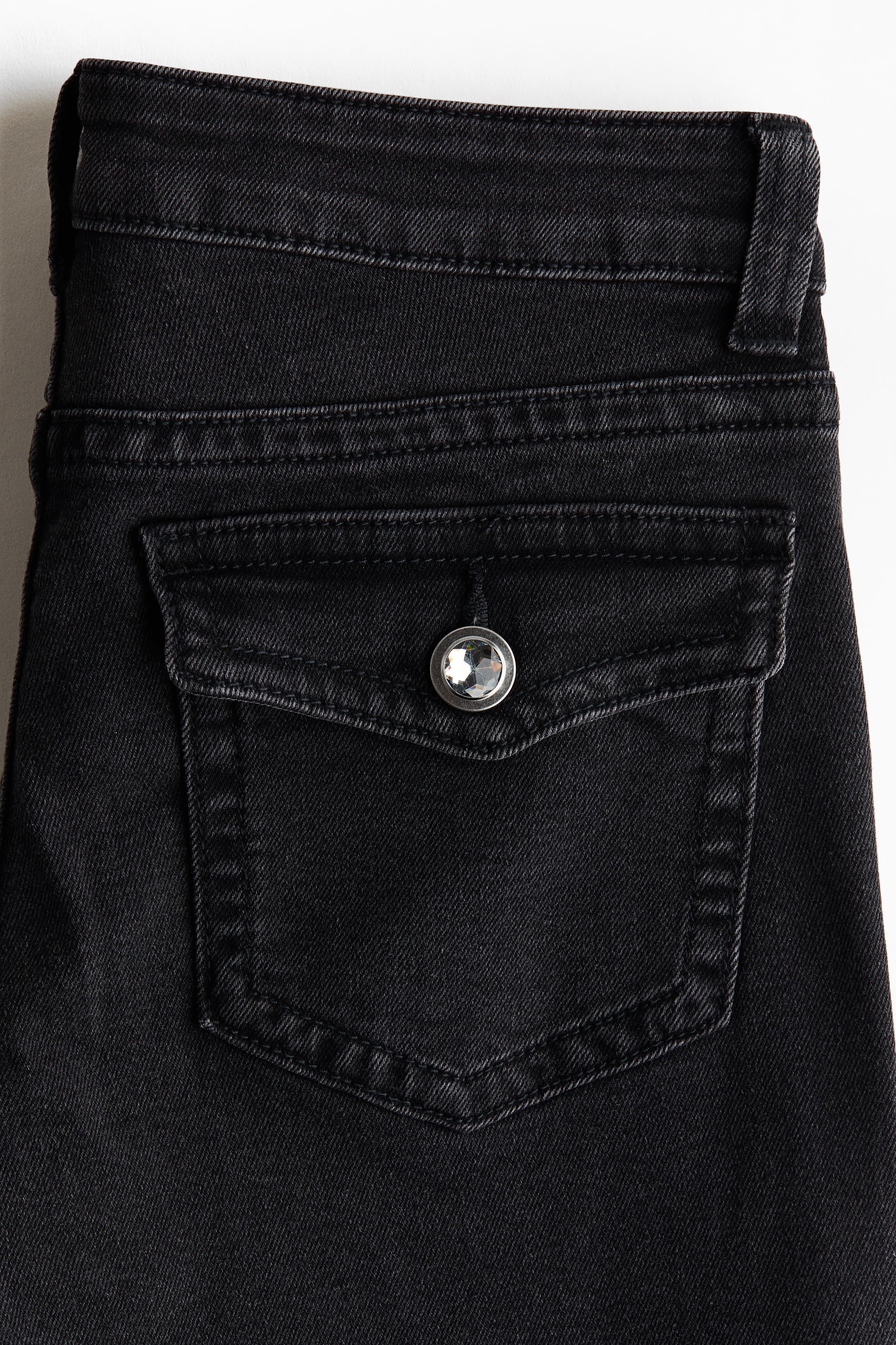 Хлопковые джинсы с низкой посадкой расклешенного силуэта: детали изделия