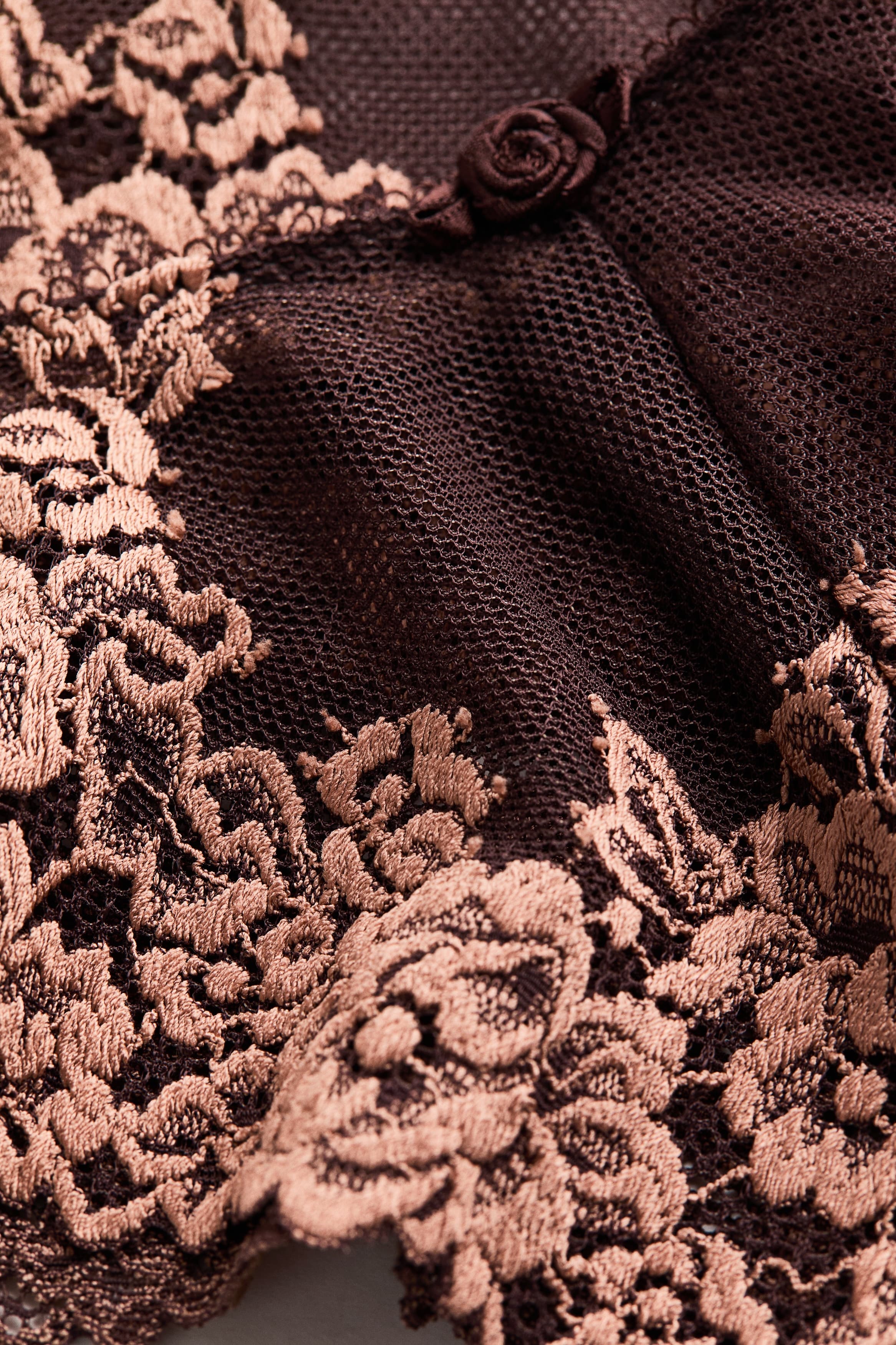 Хлопковые трусы с кружевной отделкой из сетки: детали изделия