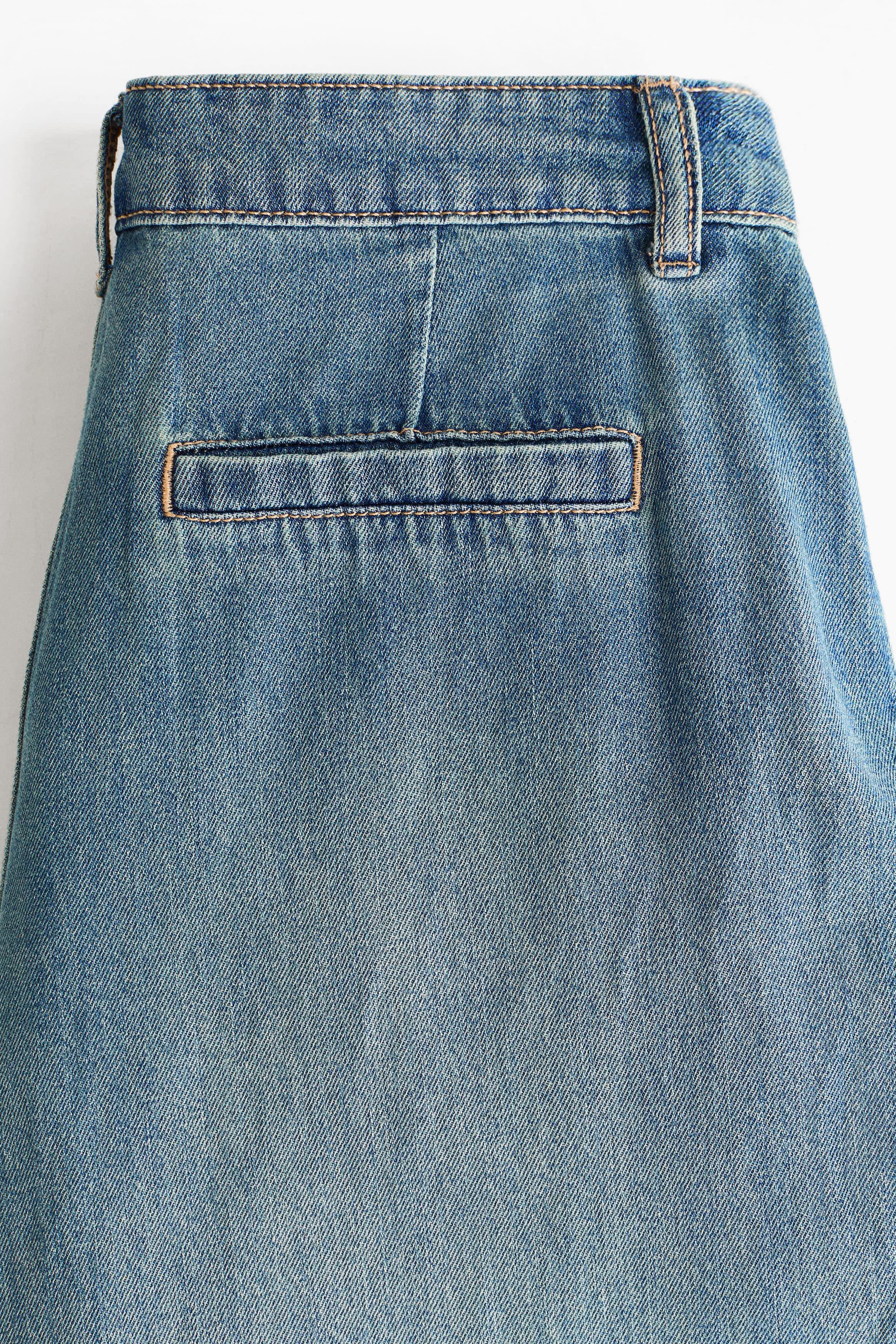 Хлопковые джинсы с высокой посадкой и широкими брючинами: детали изделия