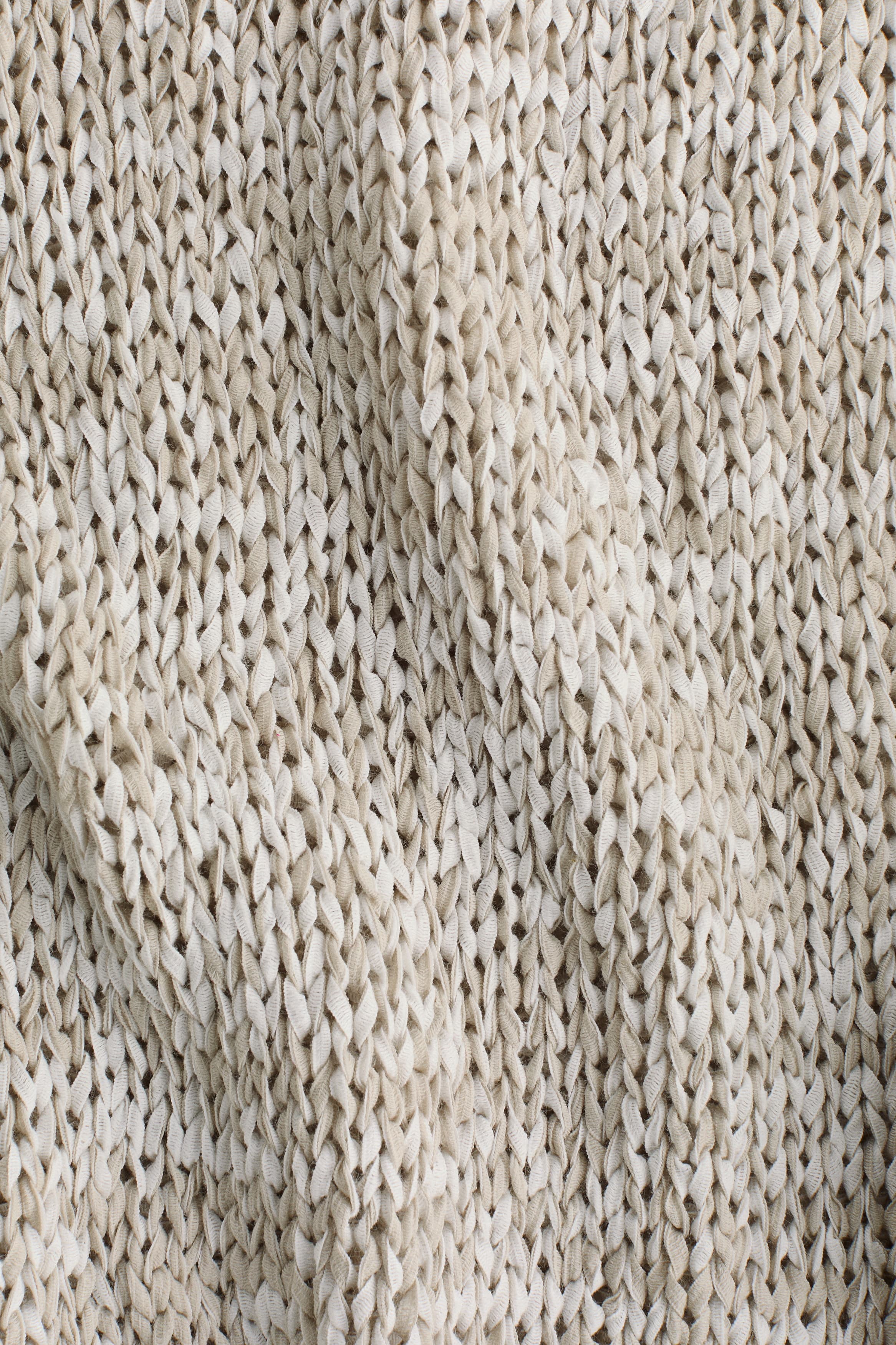 Трикотажный свитер из фактурной ткани оверсайз: детали изделия