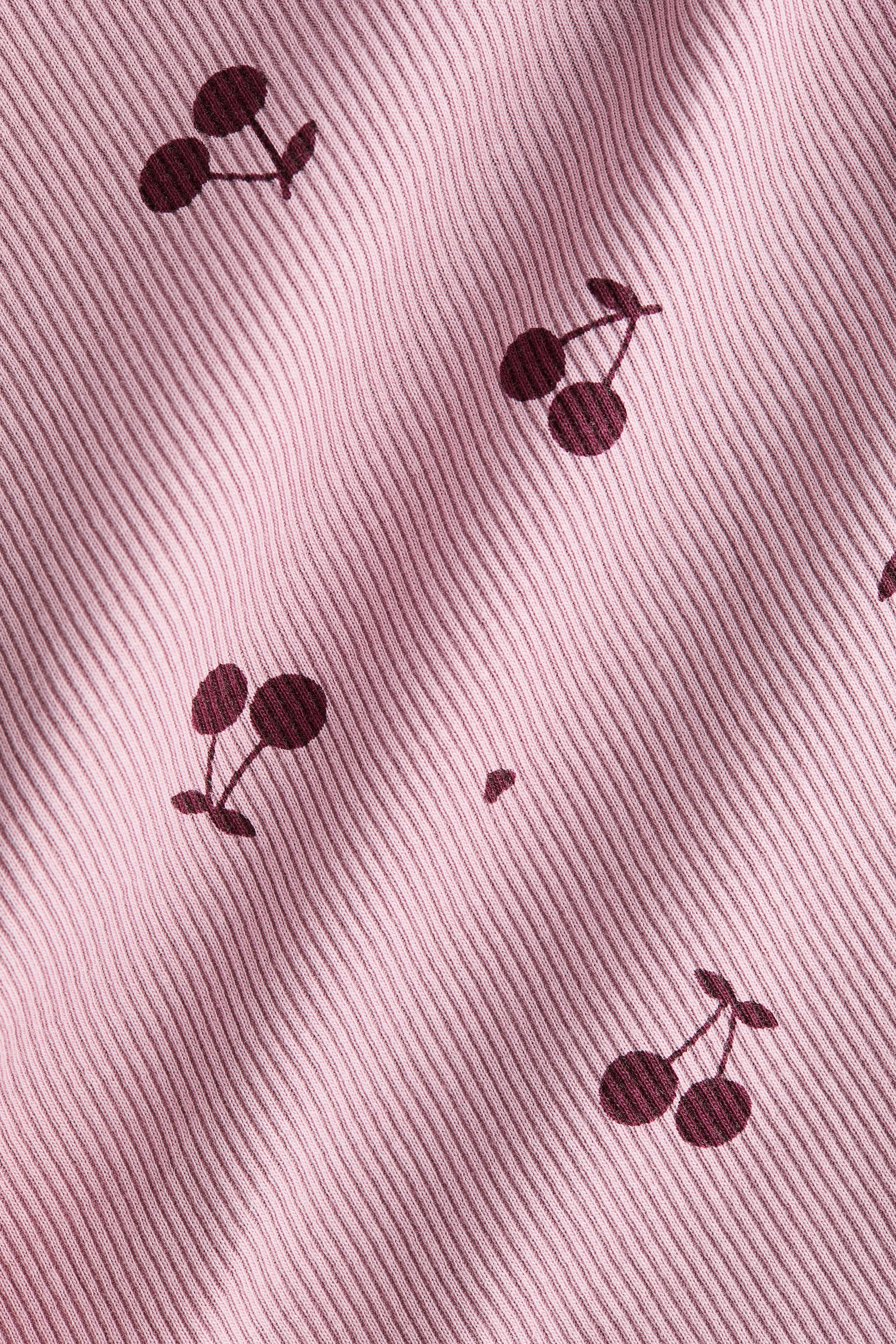 Хлопковая пижама с цветочным принтом: детали изделия