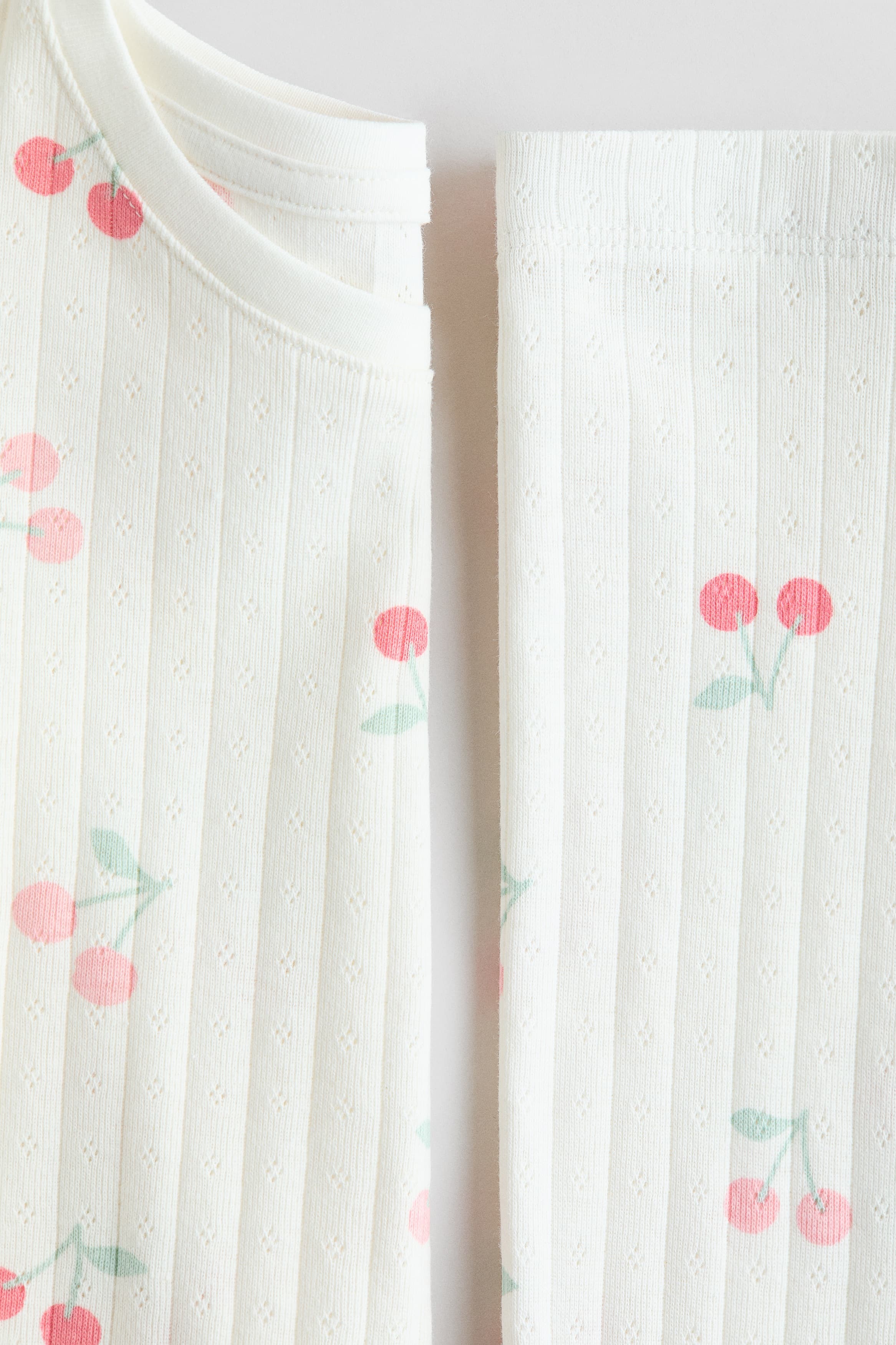 Хлопковая пижама с принтом: детали изделия