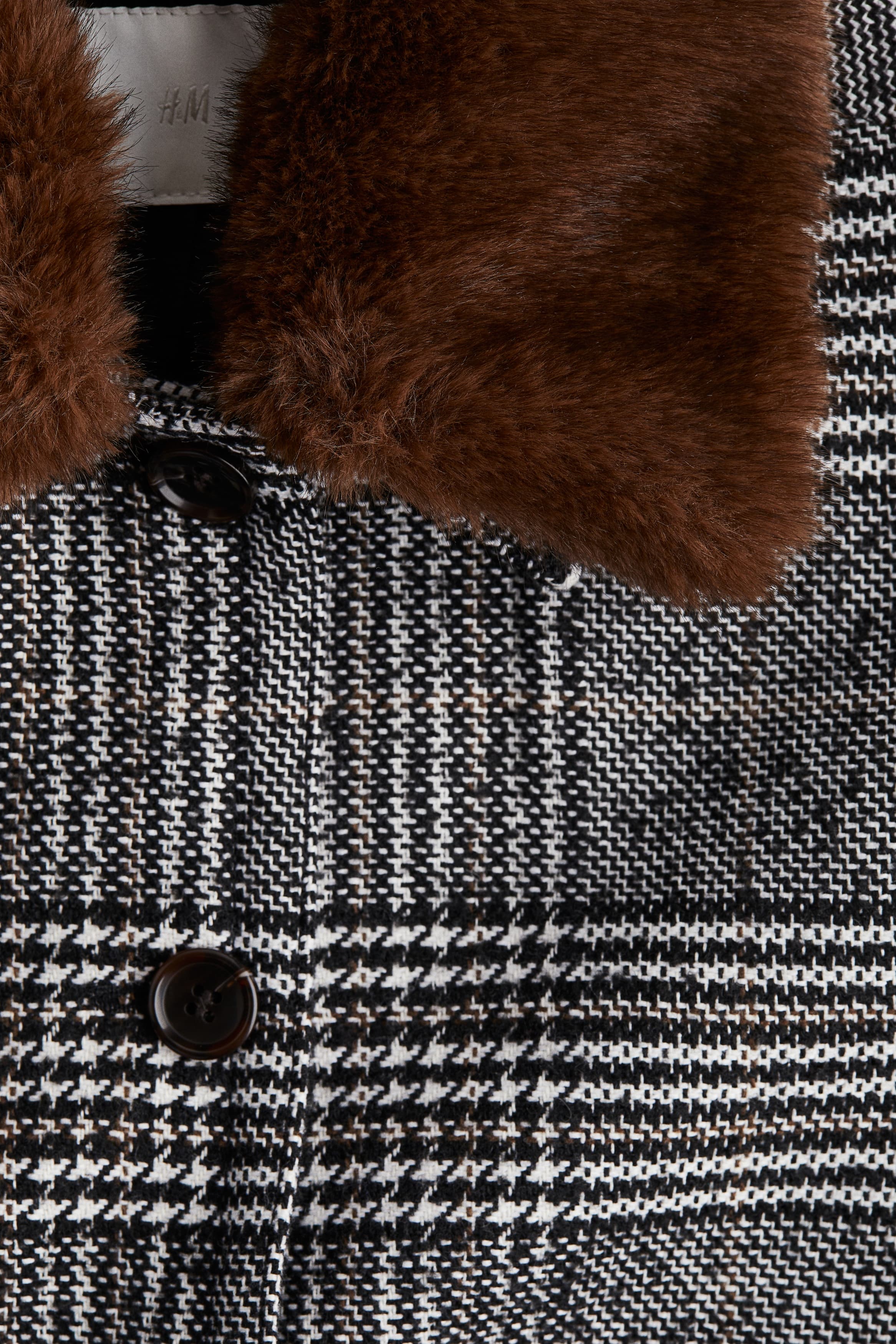Куртка в клетку с передними карманами: детали изделия