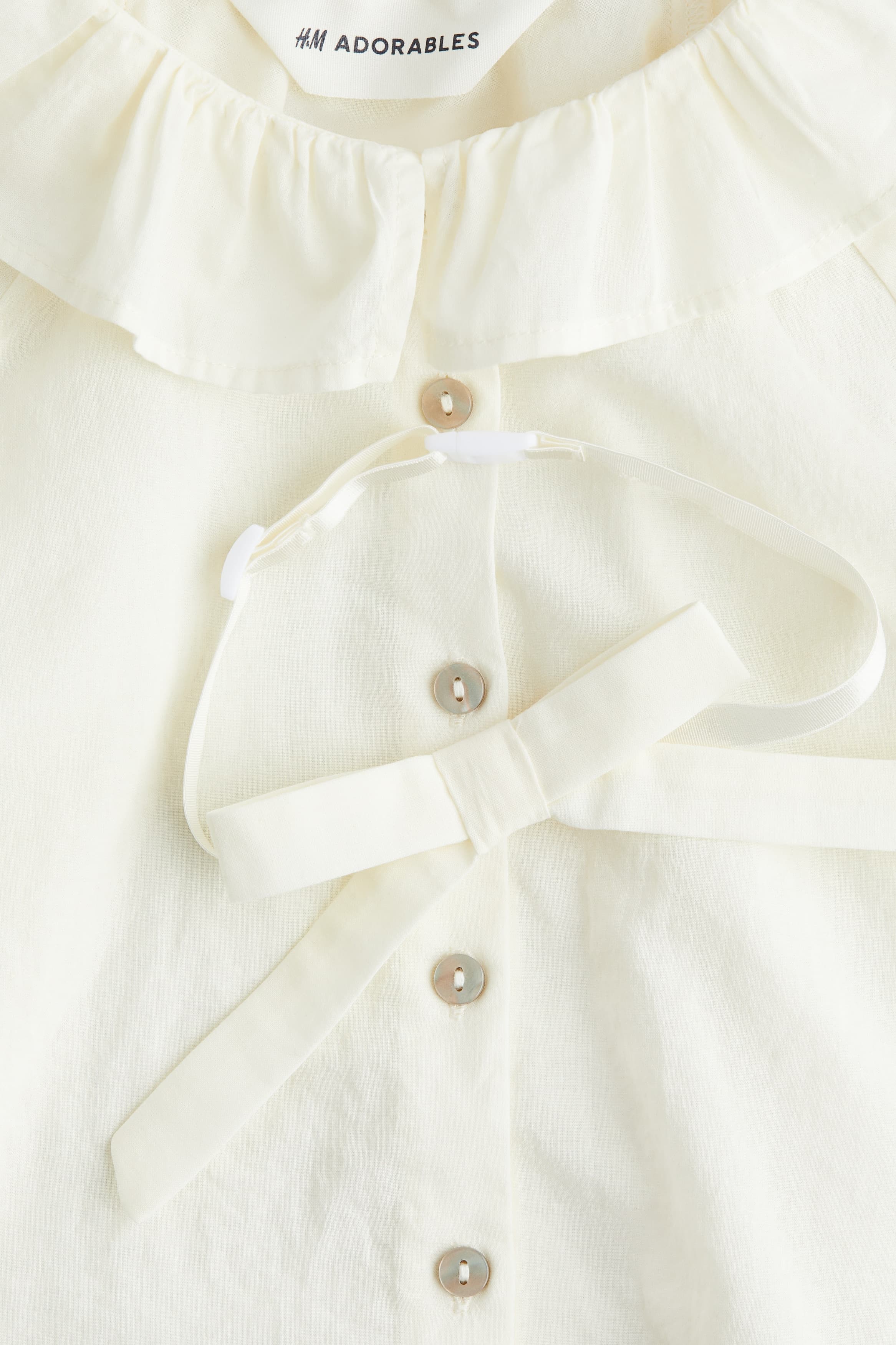 Хлопковая блуза с воротником-бантом и оборкой: детали изделия