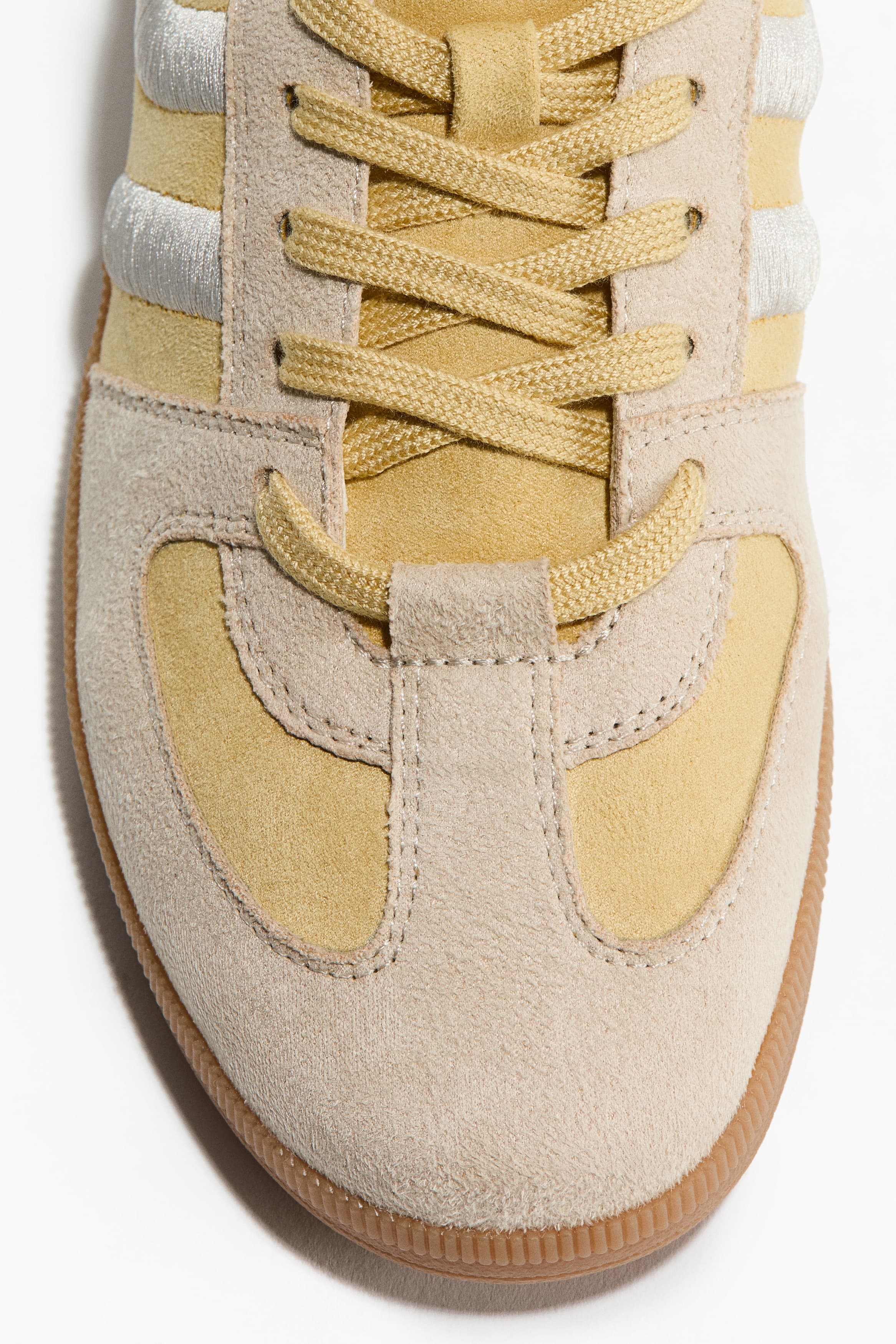 Кроссовки на плоской подошве: детали изделия