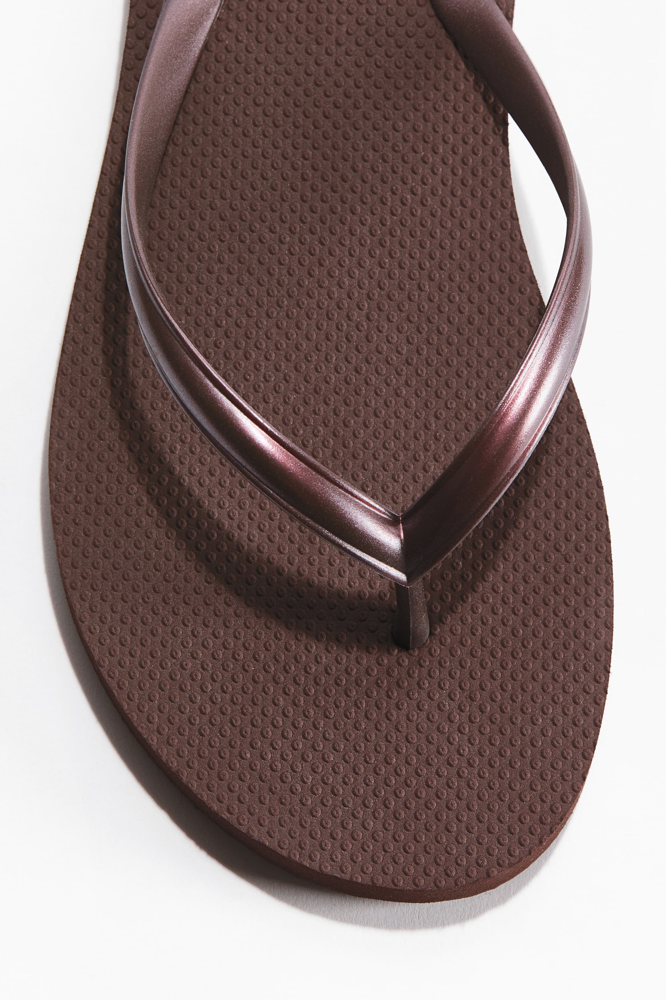 Шлепанцы на плоской подошве: детали изделия