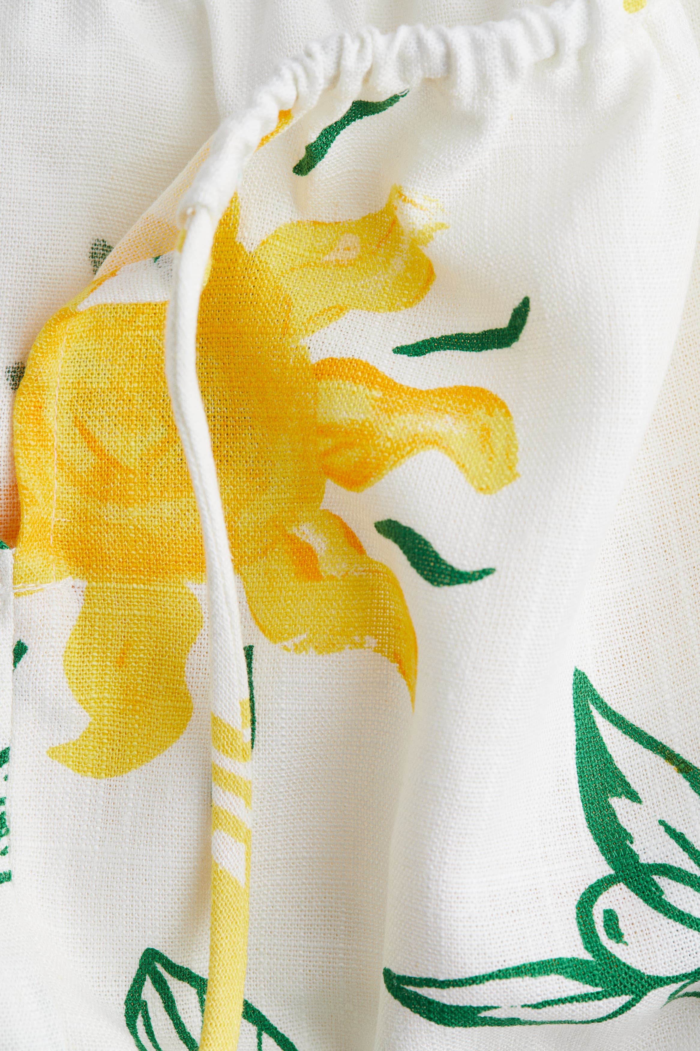 Топ на бретелях с принтом: детали изделия