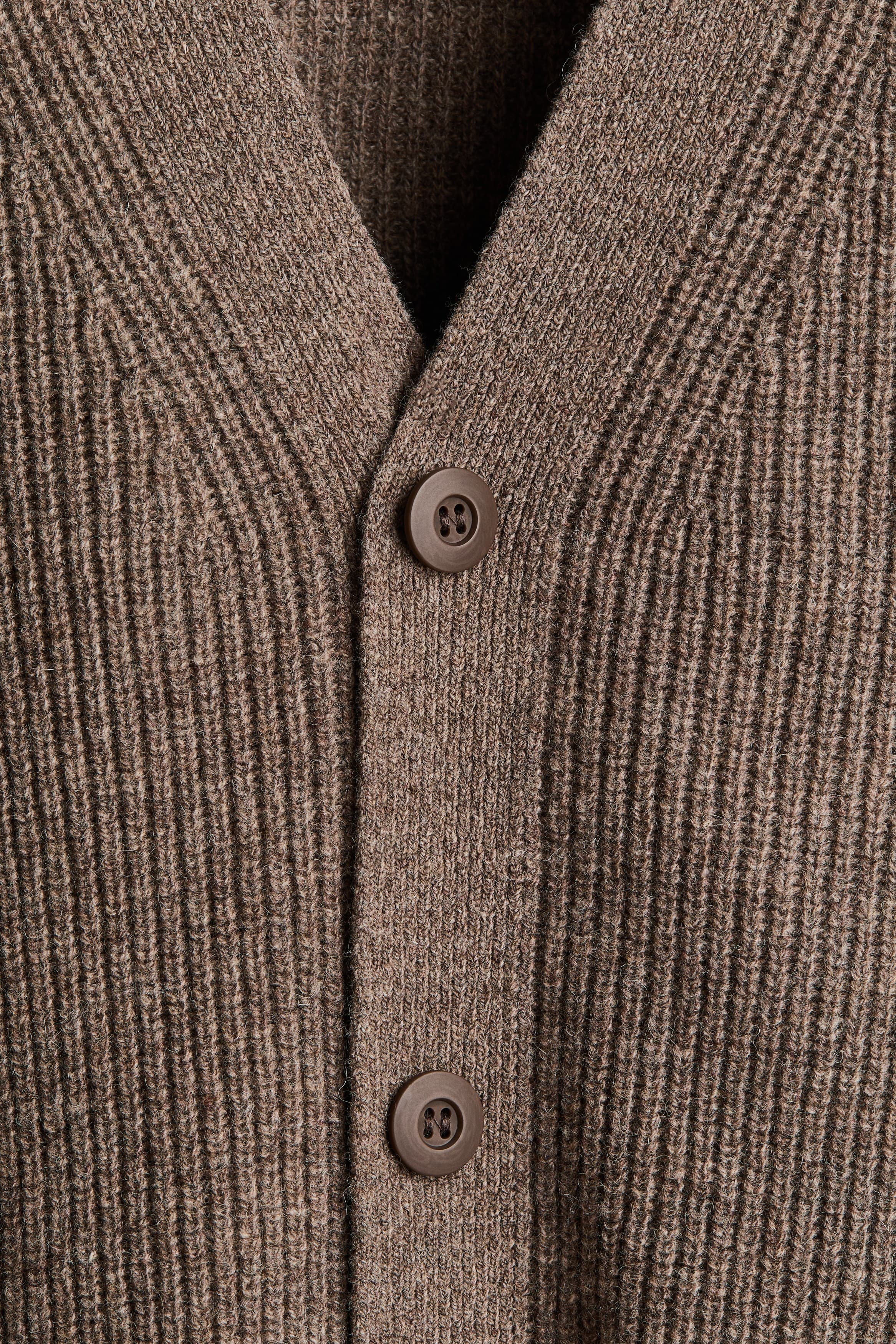 Трикотажный кардиган прямого кроя с V-вырезом: детали изделия