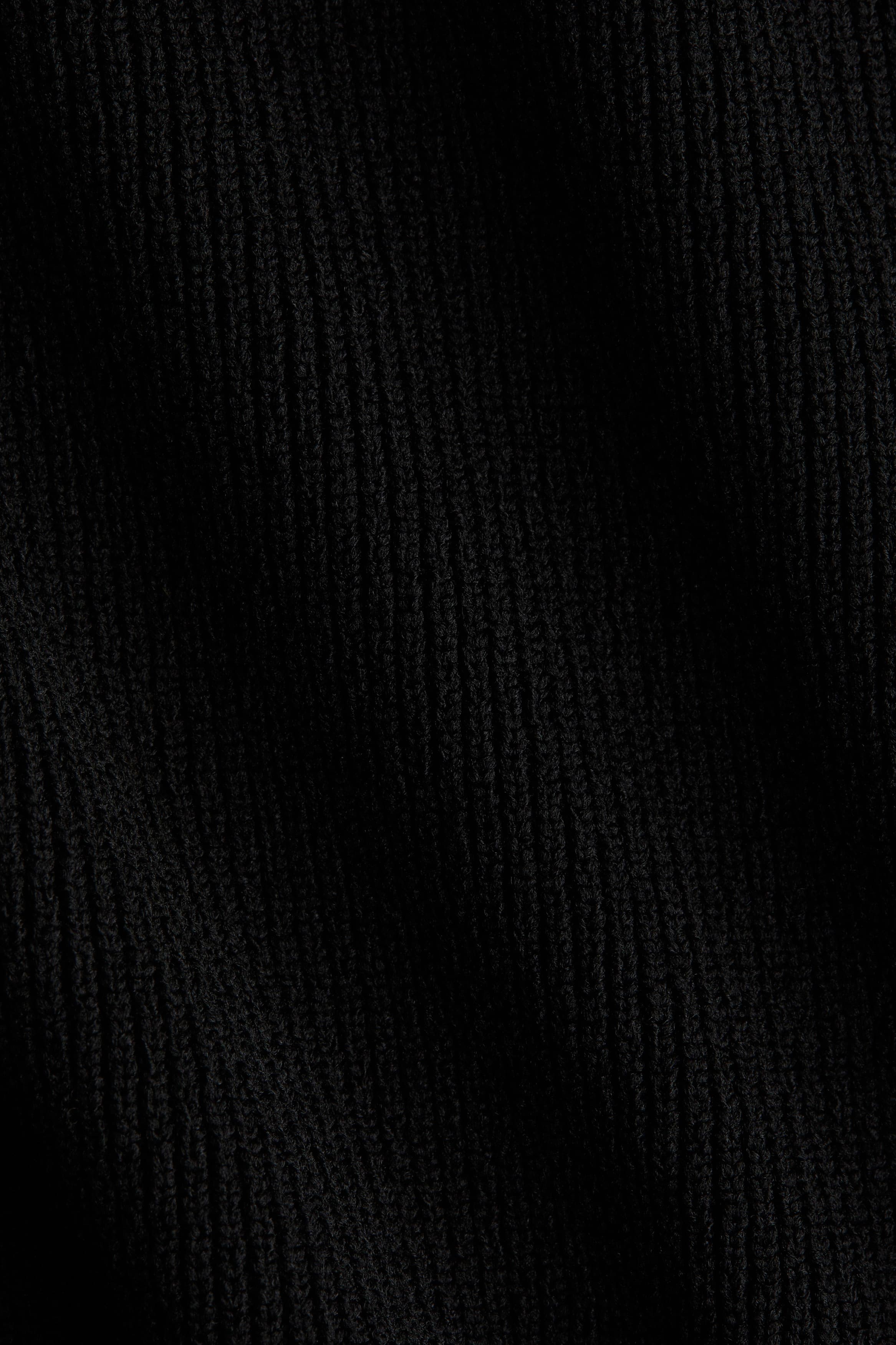 Трикотажное платье с вырезом лодочкой и оборкой: детали изделия