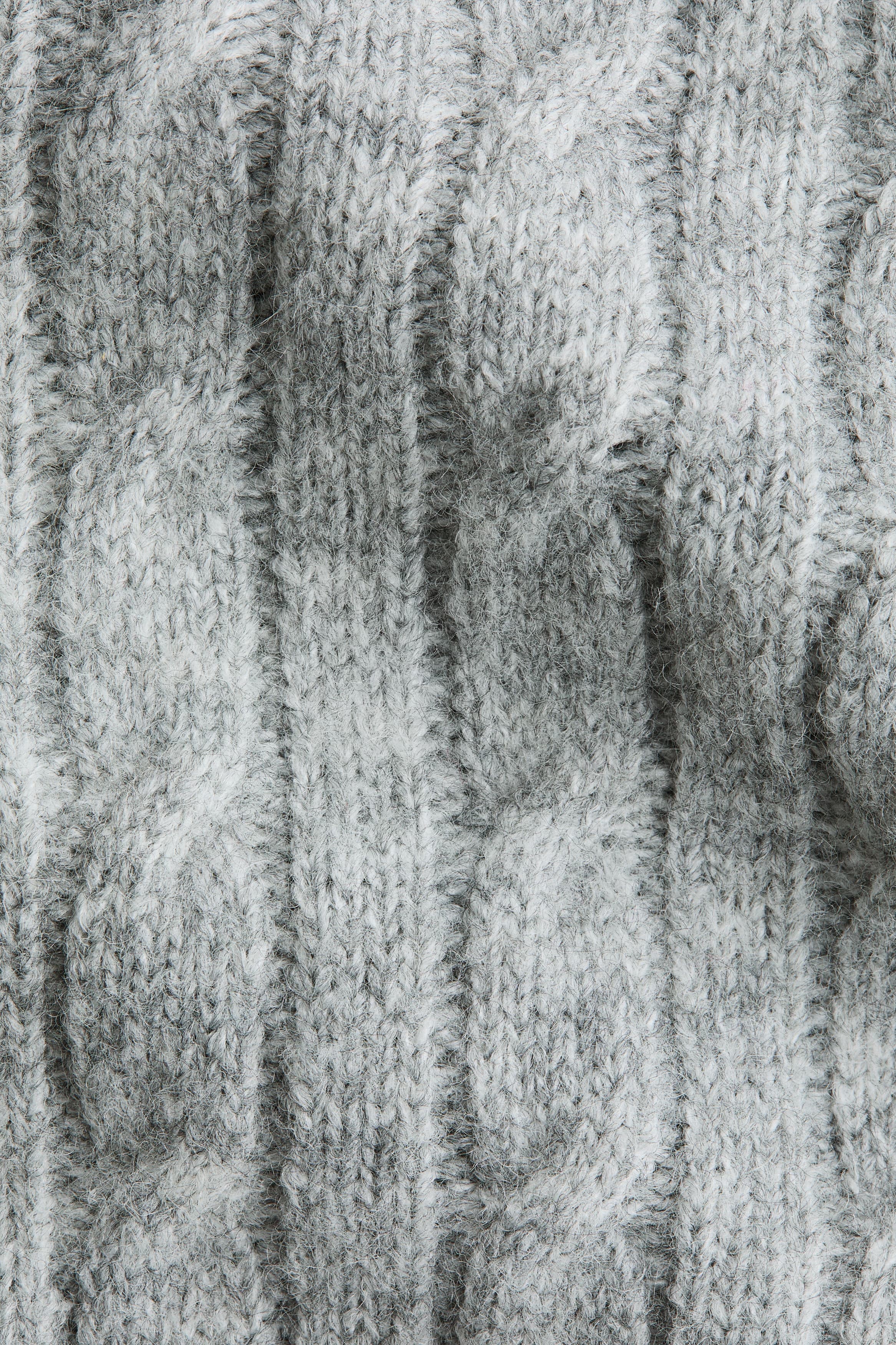 Трикотажная куртка фактурной вязки в рубчик: детали изделия