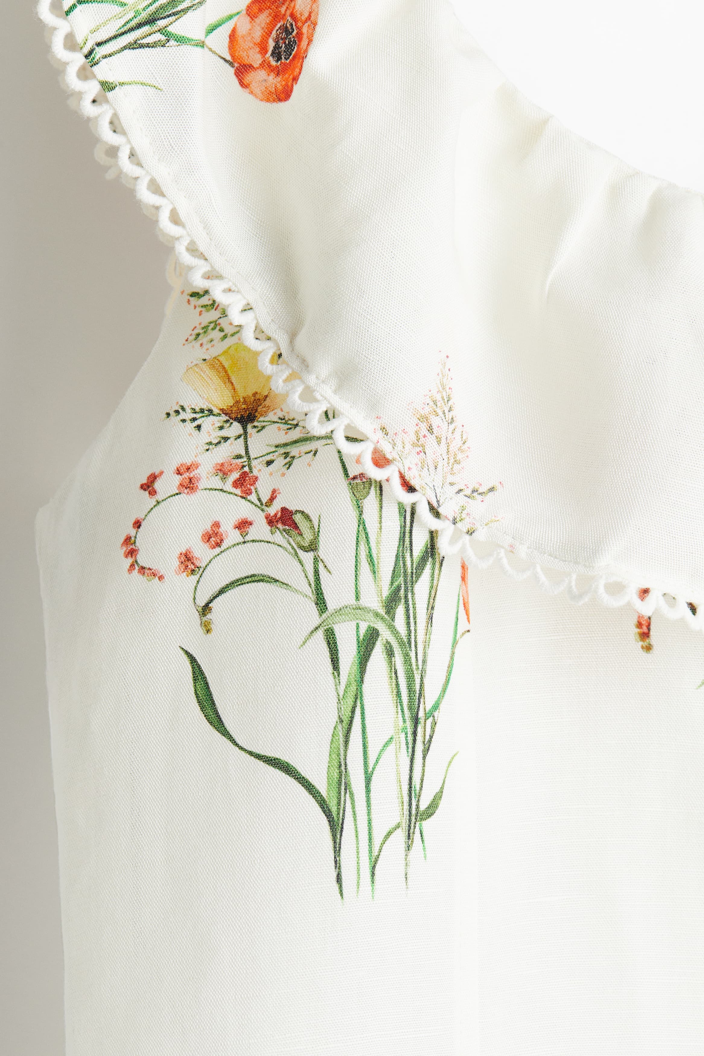 Льняное платье с цветочным принтом и квадратным вырезом: детали изделия