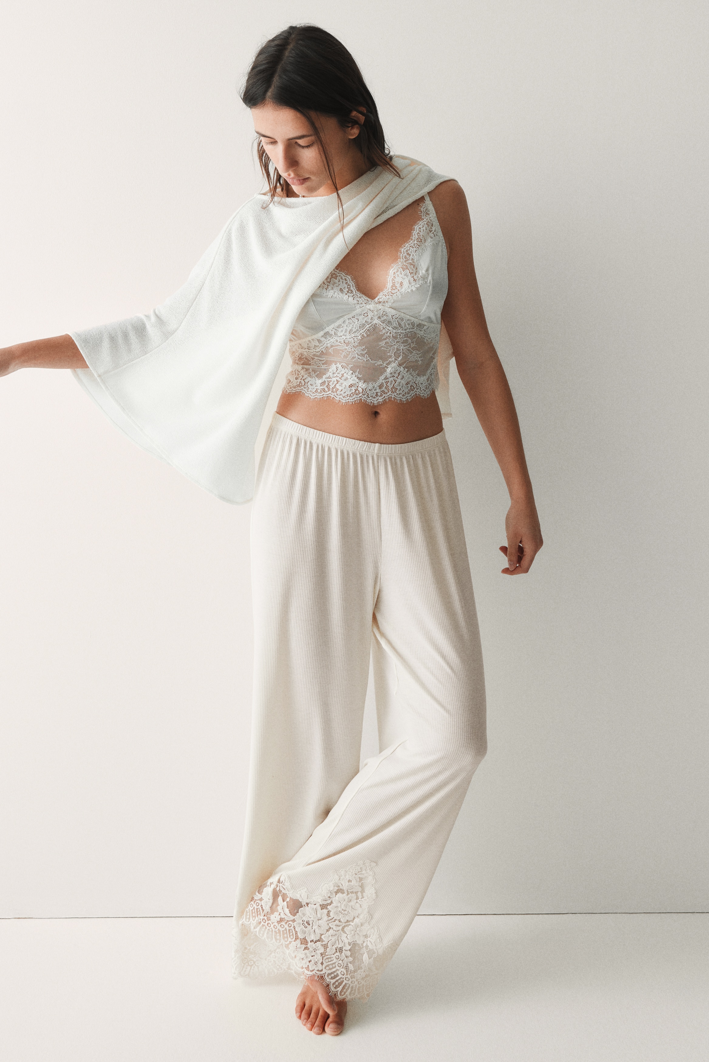 Хлопковые брюки в рубчик с кружевной отделкой