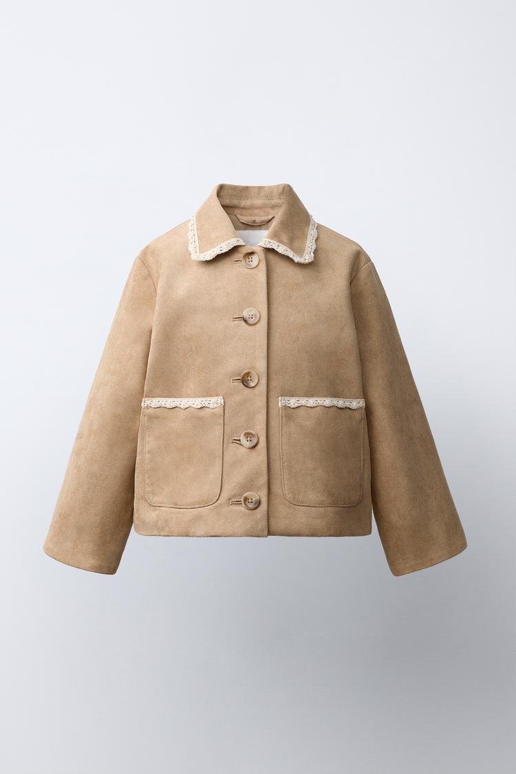 Замшевая куртка с кружевной отделкой на пуговицах